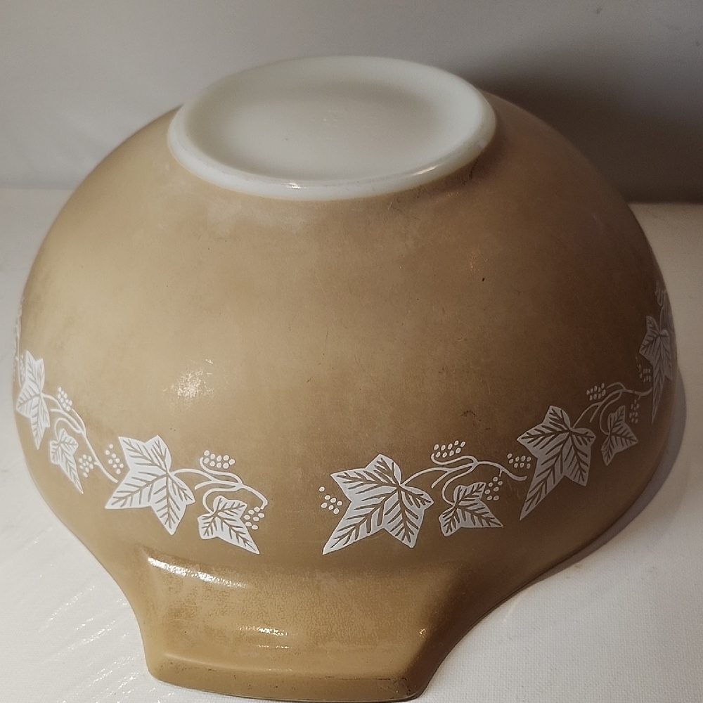 Vintage Pyrex Sandalwood Cinderella Mixing Bowl 444-4qt